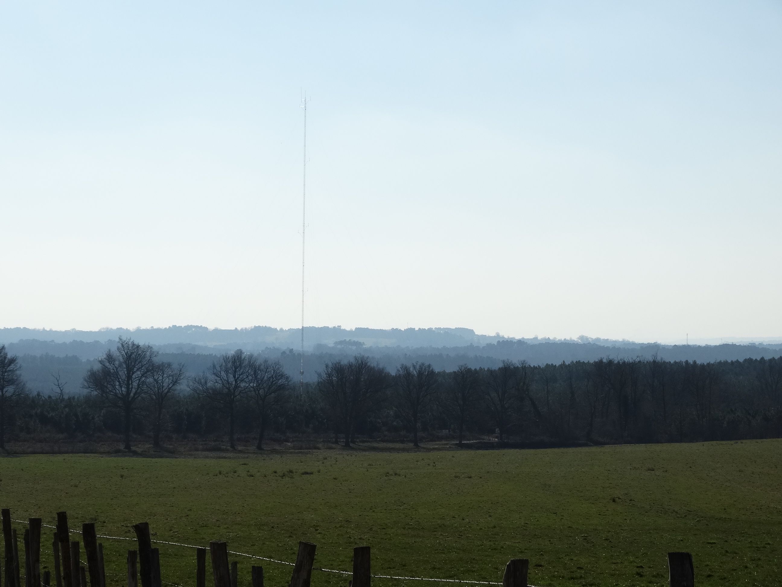 Le mât de mesure de Puymangou de 103 mètres ; une éolienne en bout de pale mesure de 183 mètres
